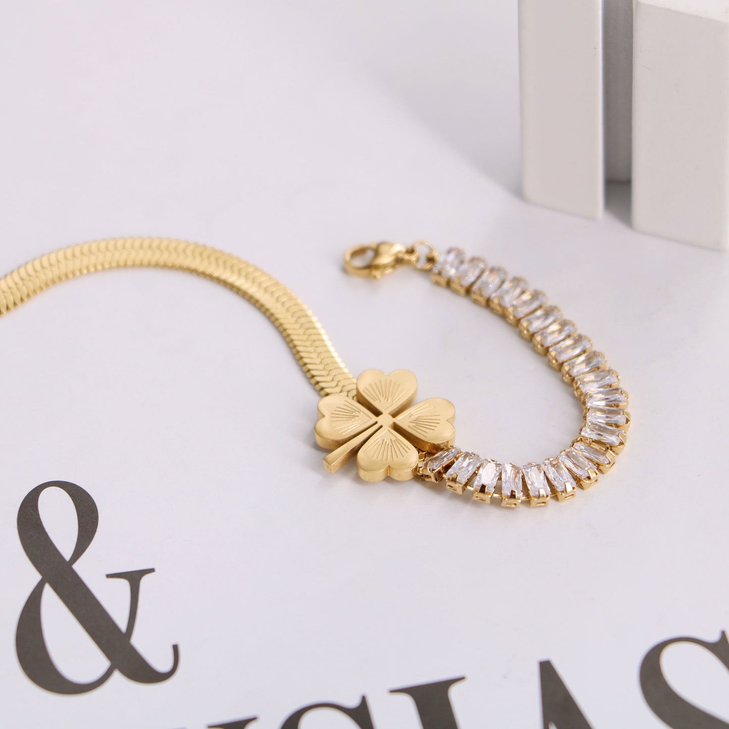 Retro Four Leaf Clover Round Titanium Steel 18K Gold